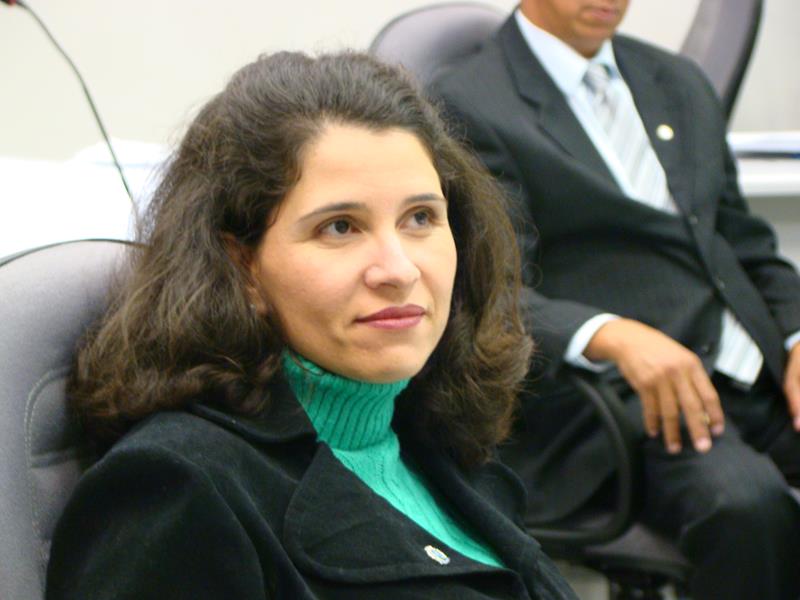 Rose Ielo pede cumprimento de lei que obriga carros oficiais a ostentarem brasão do município